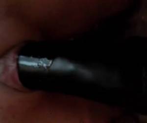 filmend mit seinem handy fickt he mit den großen dildo anal selbst. amateur mit großen dildo fickt sich selbst in anal 