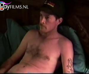 нравится это видео, тайно сделал. countryboy сидит на номер в гостинице мастурбировать. и это довольно хороший петух в его руках. соло, лучший хор