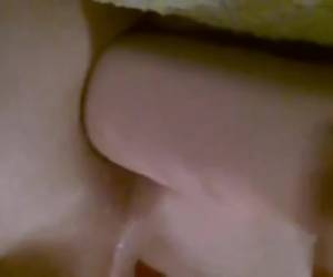 Filmend mastubeerd hij zijn anus met een grote dildo. Amateur , Met een grote dildo anal mastuberen