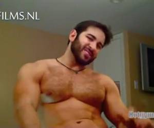 roncando whiteh um grande charuto na boca, deslizando sua grande galo na rodada. este homem musculoso cam sabe que ele é sexy. cara de cam amador, musculado que sabe que ele é sexy