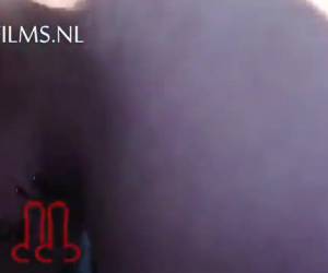 Nadat de knul de broek van zijn vriend uit heeft gedaan, pijpt hij de stijve lul en zuigt zijn ballen. Trekt hem af en laat zich in zijn mond neuken, tot hij klaarkomt en het zaad in zijn mond spuit die hij gretig doorslikt. Amateur , Een geile pijpbeurt