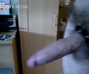 Deze man is erg trots op zijn fier rechtopstaande pik. Hij trekt zijn geaderde pik af voor de camera. Dat hij zo staat is ook dankzij de cockring. Solo , Hij staat trots rechtop met cockring
