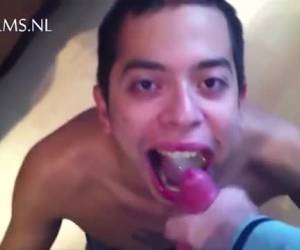 Meerdere scenes van stijve lullen die worden afgetrokken, klaar komen en sperma spuiten in mondjes die het vervolgens door slikken. Amateur , Aftrekken pijpen klaar komen en sperma slikken