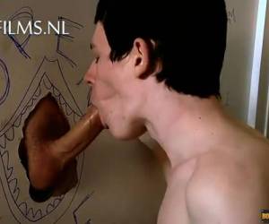 Deze geile homo zuigt aan iedere lul die door het gloryhole komt piepen. Hij pijpt iedere lul stijf. Hardcore , Gloryhole zuigen