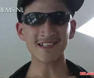 Geile bisex jongens die elkaar pijpen, waarna de latin boy de ballen van de blanke jongen zuigt en vervolgens in zijn mond en anus geneukt wordt. Om daarna de ballen van de blanke jongen te kneden, tot de jongen trekkend aan zijn grote lul op zijn buik kl