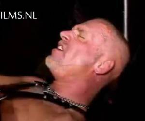 Bras zn disparaît jusquà son aisselle dans son cul