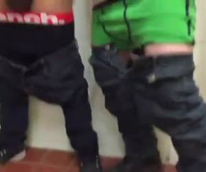 erkekler tuvaleti üzerinde birlikte fappen