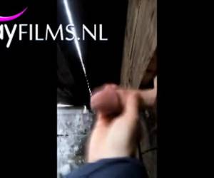 En liderlige homoseksuelle mand kan være i ethvert sted, som kaldes en gloryholeee. som her, i et hul mellem brædderne. og efter en dejlig handjob whiteh orgasme, kan han splinter fra sin cock. amatør, gloryholeee handjob