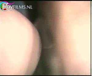 Een gast die komt solliciteren in de homoclub krijgt een speciale behandeling. Drie twinks verwennen hem met gay groepsex, hun pikken om te pijpen en zijn aars gevuld en geneukt. Group & Gangbang , Groepsex geile twinks