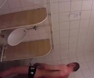 dieser junge denkt heimlich auf der toilette zu entreißen. aber es ist film mit einer versteckten kamera und er bekommt ein homo zu besuch. amateur, heimlich auf der toilette zu entreißen 