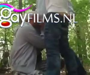 Het is weer het weer voor buitensex en neem vooral je camera mee. Net als deze jongen. Een oude homo gaat graag op zijn knietjes om te pijpen. Een knieval voor stevige jonge lullen. Amateur , Buitensex, oude homo op zijn knietjes voor stevige jonge lullen