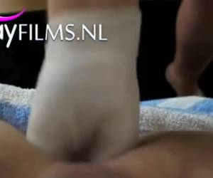 Trekkend aan zijn lul laat hij zijn anus vuist neuken en vingeren. Extreme , Trekkend aan zijn lul laat hij zijn anus vuist neuken