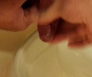 Mocht je in de wasbak iets vinden dat lijkt op sperma, zou dat dus wel eens zo kunnen zijn. Net als deze gast zijn er meer mannen die zich snel ff aftrekken op het werk. Amateur , Snel ff aftrekken op het werk
