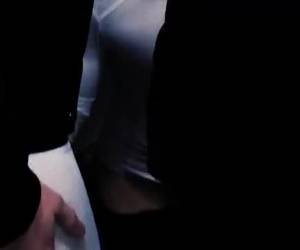 Een groep kinky twinks geniet van gay plassex op een vies toilet. Tongzoenen onder een golden shower. Extreme , Gay plassex op een vies toilet