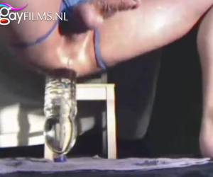 il s’agit d’amour gay de grandes choses dans son anus. il est gentil et prêt à venir sur une bouteille de 1,5 litre dans son cul. gode & insertion, éjac sur une bouteille de 1,5 litre