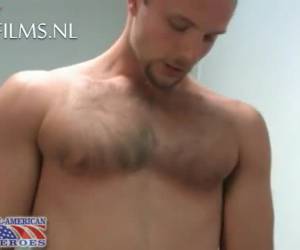 Kijkend naar hetero porno zitten beiden mannen zich af te trekken. En dan mag de nicht de macho pijpen. Voor het eerst gaat zijn pik het kutkontje van een gay binnen. Anaal neuken met een vrouw is toch net een tikkeltje anders dan gay sex. Amateur , Heter