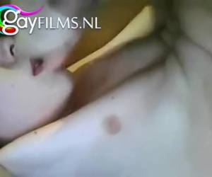De jongen filmt hoe hij zijn stijve lul pijpt, aftrekt en in zijn mond klaar laat komen en die vult met sperma. Solo , De jongen filmt hoe hij zichzelf pijpt