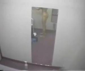 Een echt voyeur filmpje. Stiekem kijken hoe het meisje zich omkleedt in het pashokje. Ze heeft niet door dat ze gefilmd wordt.