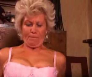 cette vieille dame lui obtient dur derrière son cul. il n’est pas être fait avec précaution parce qu’ils sont un peu plus âgés, mais il y a un certain est pompée.