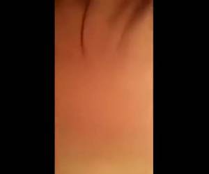 Ze rijd tegen zijn stijve pik terwijl hij het neuken via de spiegel filmt. Dit jonge sexy stel ziet er geil uit.