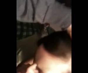 Dette liderlig pige ønsker hendes første munden fuld af cum lickore de kan spise. første ff blowjob.