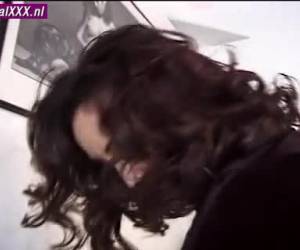 Met haar broek aan duwt de geile neger tegen haar kut en anus, waarna hij haar uitkleed en haar anus likt.