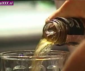 Zijn pik steekt uit de muur en zijn enorme hangballen zitten er eronder. Een voorbijganger pakt zijn kans en probeert het gevaarte leeg te trekken.