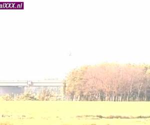 Pijpend en trekkend spuiten deze twee dikke hollandse lullen, het gezicht van deze geile milf vol met sperma.Ja dit is sex in holland.