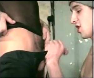 De een geeft de andere een lekkere pijpbeurt en de ander beloont hem met een neukbeurt!