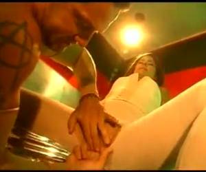 Deze kerel schiet zijn flinke lading zaad over haar strakke buikje en haar lekkere tieten!