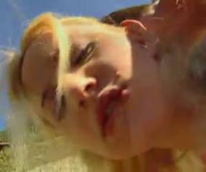 Ze vindt het echt lekker om met een lul te spelen. Nadat ze de lul lekker gepijpt heeft vindt het meisje toch dat ze lekker geneukt moet worden. Hij schuift zijn lul langzaam in haar poesje en begint haar rustig te neuken. Zo, dat voelt lekker aan.