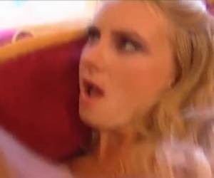 Het maakt niet uit voor Angela in welke gat je haar neukt. Zolang alle gaatjes maar een keer gevuld worden. Ze vindt heerlijk om te pijpen, geil om te neuken maar Angela vindt in haar reet geneukt worden toch nog altijd het lekkerst. Lekker haar aars gesp