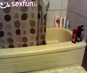 Ze zit al in bad haar benen en kutje te scheren, als haar kerel er ook bij wil komen zitten. Hij stapt naakt het bad in en laat de webcam gewoon draaien.Samen in bad scene