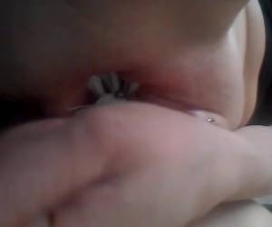 Met de plee borstel mastubeerd ze haar kale kut met piercing.Met de plee borstel mastubeerd ze haar kale kut