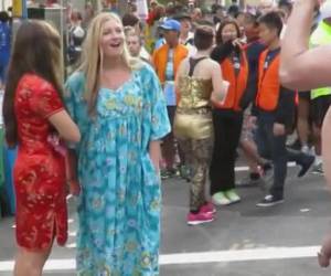die blonde frau, sondern um die nackten mann starrte in der mitte der menschen in der Öffentlichkeit zu dem movieing.naked mann in der Öffentlichkeit 