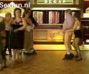 Naakt dansen. Een paar mensen die al aardig op leeftijd zijn hebben een gezellige dansavond, maar ze zijn zo geil geworden van elkaar dat de kleren snel uit gaan.zumba dansen