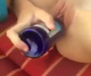 dentre as meninas naughty para uma garrafa na buceta molhada dela careca e masturbate.one das meninas impertinentes se masturba whiteh uma garrafa