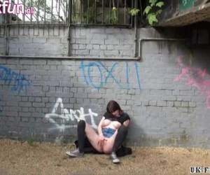 Haar natte kut mastuberen in het openbaar vind ze geil.Haar natte kut mastuberen in het openbaar