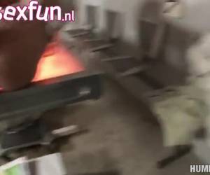 Na het pijpen en ballen likken krijgt de geile slavin stroom op haar kale kut.Stroom op de kut