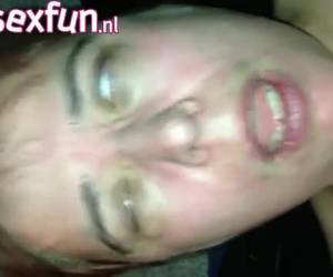 Net alsof je een scene uit the exorcist kijkt. Hoe deze slavin klaarkomt , een horror orgasme. Haar ogen draaien weg door fisting. Of het vuistneuken in haar kut of kont gebeurd blijft een raadsel, wat gok jij?Een horror orgasme door fisting.