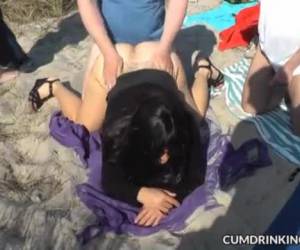 Een dagje strand betekend voor dit amateurstel net even wat anders. Hij heeft de camera mee en zijn vrouw laat zich als een hitsige teef neuken door veel onbekende mannen.Als een hitsige teef laat ze zich neuken door onbekenden
