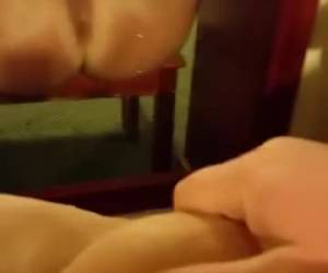 Haar kale kut vingerend voor de spiegel, krijgt ze een spuitend orgasme.Vingerend krijgt ze een spuitend orgasme