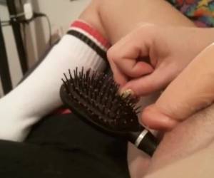 o whiteh yapay penis mastürbasyon yaparken webcam için o bir saç fırçası onu kedi durur