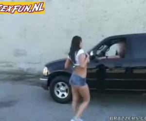 Op straat laat deze ordinaire slet zien wat voor een lekker borsten ze heeft, de automobilisten die langs rijden mogen even voelen aan het malse vlees dat aan haar voorgevel hangt.Ordinaire slet toont haar borsten op straat