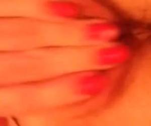 lei attacca le dita nella sua figa e massaggiando il clitoride bagnato per il webcam.she attacca le dita nella sua figa e massaggiando il clitoride