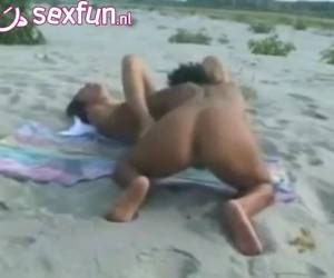 Den unge lesbisk par gerninger intet at de lurkers, der er ved at rive ved synet af deres loveking. smukke liderlige frække girls.young lesbisk par på strand ordet iagttog.