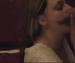 Vol verwachting zit ze te wachten op een lading sperma die ze in haar mondje wil hebben.Lading sperma