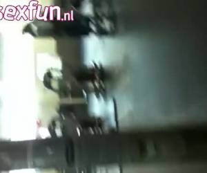 wird er allerdings nicht viel gewicht zum lift. da er eine erektion in seiner hose aus signaltöne hat. einen männlichen flasher. aber es ist in der tat caught.caught in der turnhalle 