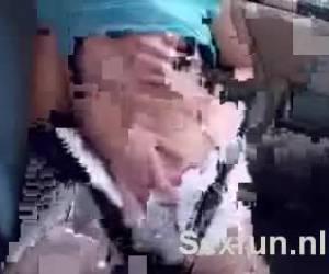 De tienermeid is botergeil en kan niet wachten tot ze thuis is dus begint ze zichzelf te vingeren in de trein.Vingeren in de trein