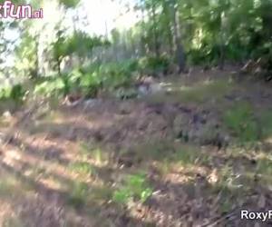 De geile meid loopt hard in het bos, maar dat niet alleen. Ze heeft haar vriend bij met een camera en haar dildo in haar rugzak. Midden op het bospad begint ze zichzelf anaal te bevredigen. Ze neukt haar aars met haar dildo en gaat met die dildo in haar k